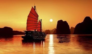 Watch the sunset on Ha Long Bay in the last days of the year