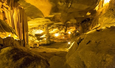 Discover the wild features of Thien Canh Son cave