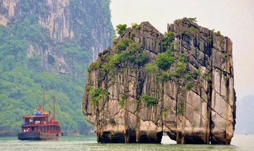 Lu Huong Peak - a masterpiece of nature on Ha Long Bay